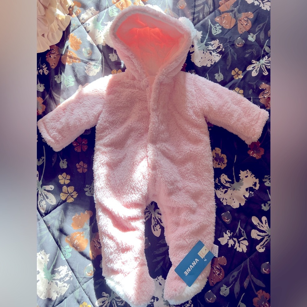 BNWT Warm, fleece hooded snowsuit 3-6 months